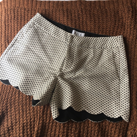 Elle Pants - Dot textured white shorts
